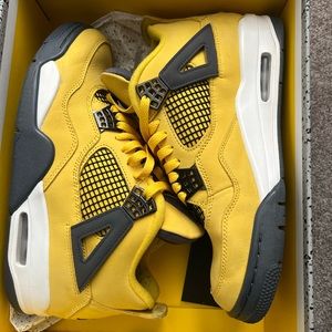 Men’s Yellow Jordan 4!💛